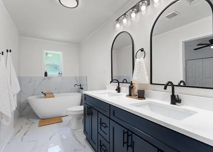 Pet-friendly Escape - Sleeps 10