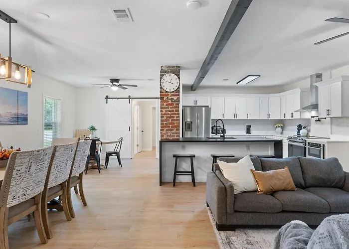 Holiday home Pet-friendly Escape - Sleeps 10