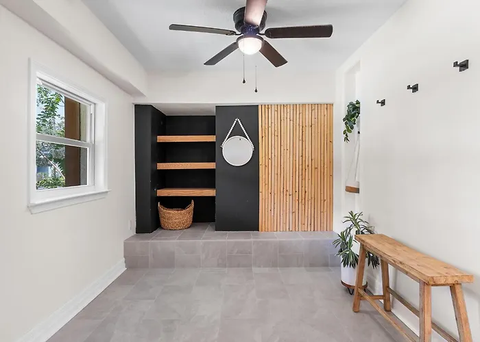 Pet-friendly Escape - Sleeps 10