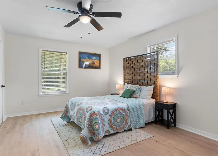 Pet-friendly Escape - Sleeps 10 Holiday home