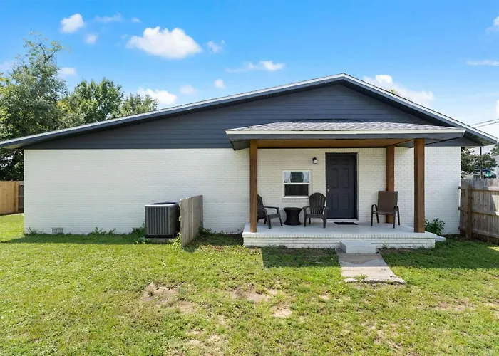 Pet-friendly Escape - Sleeps 10 Holiday home *