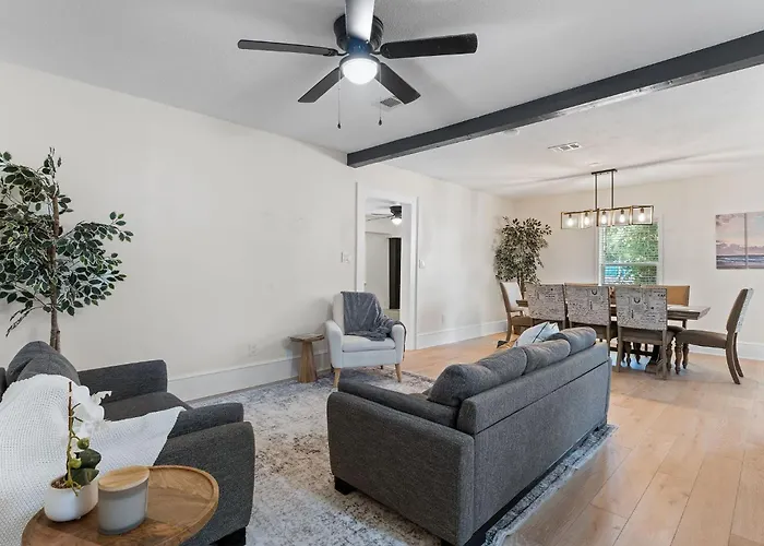 Holiday home Pet-friendly Escape - Sleeps 10