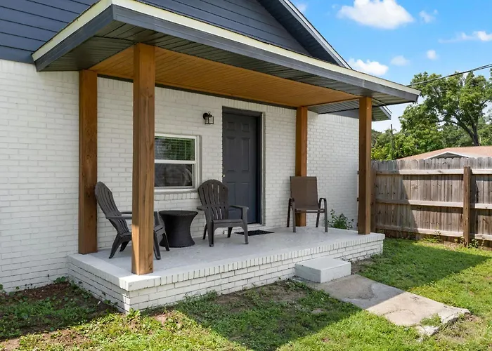 Pet-friendly Escape - Sleeps 10 Pensacola