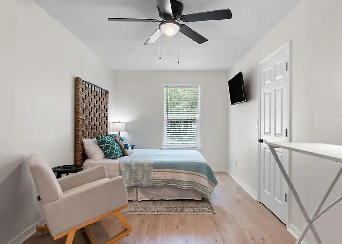 Holiday home Pet-friendly Escape - Sleeps 10