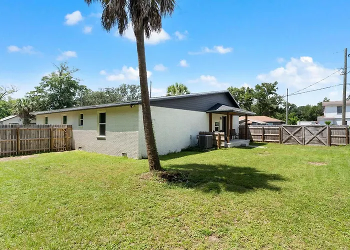 Pet-friendly Escape - Sleeps 10 *