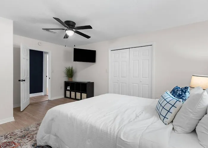 Pet-friendly Escape - Sleeps 10