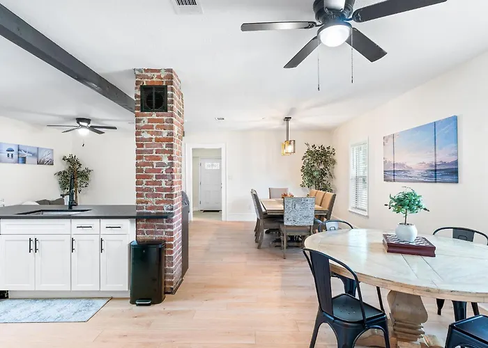 Pet-friendly Escape - Sleeps 10 *