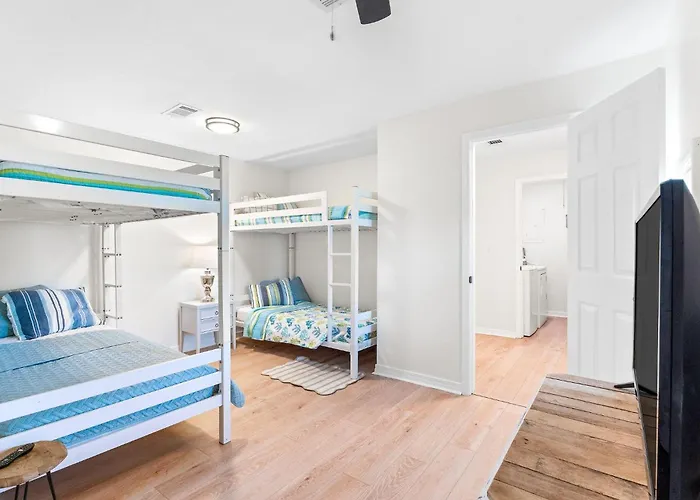 Pet-friendly Escape - Sleeps 10 Holiday home *