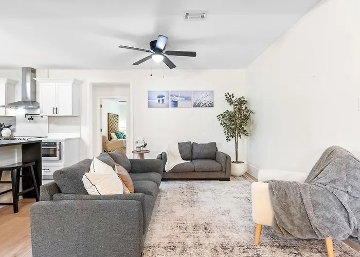 Pet-friendly Escape - Sleeps 10 Holiday home Pensacola