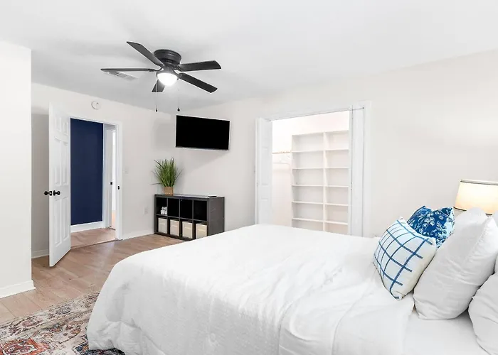 Holiday home Pet-friendly Escape - Sleeps 10