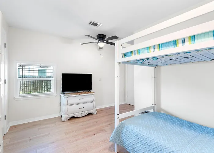 Pet-friendly Escape - Sleeps 10 Pensacola